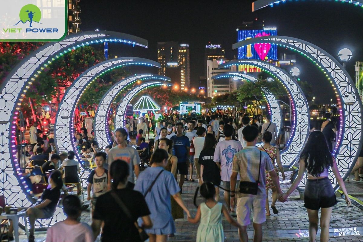 Bach Dang Walking Street