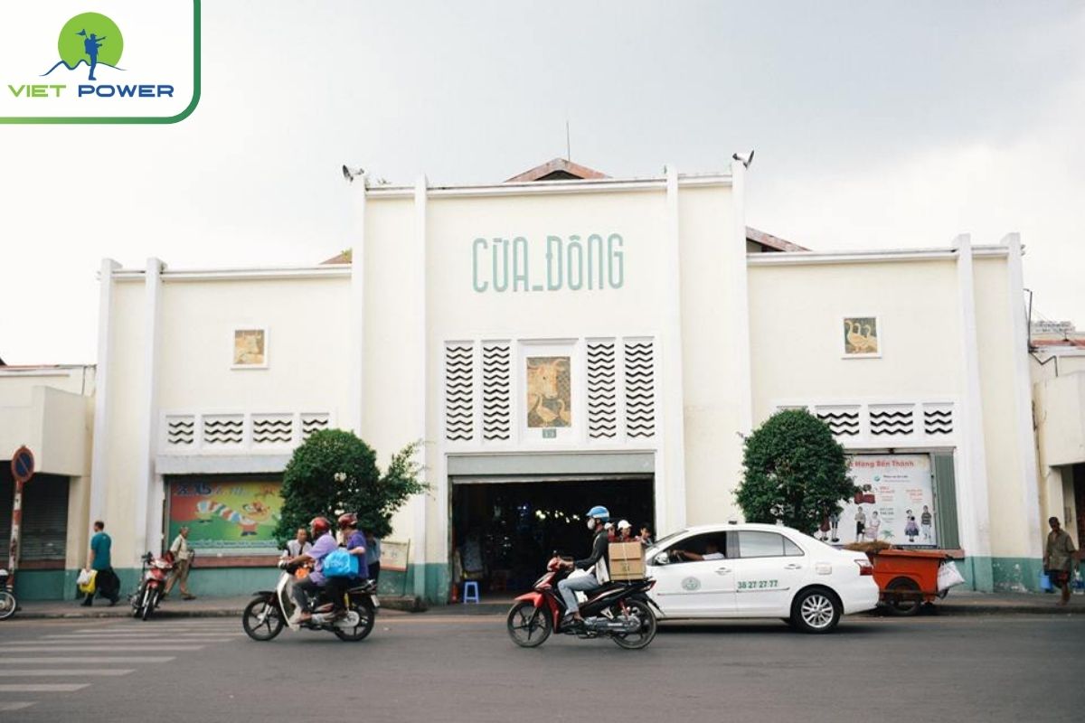 Cổng phía Đông chợ Bến Thành