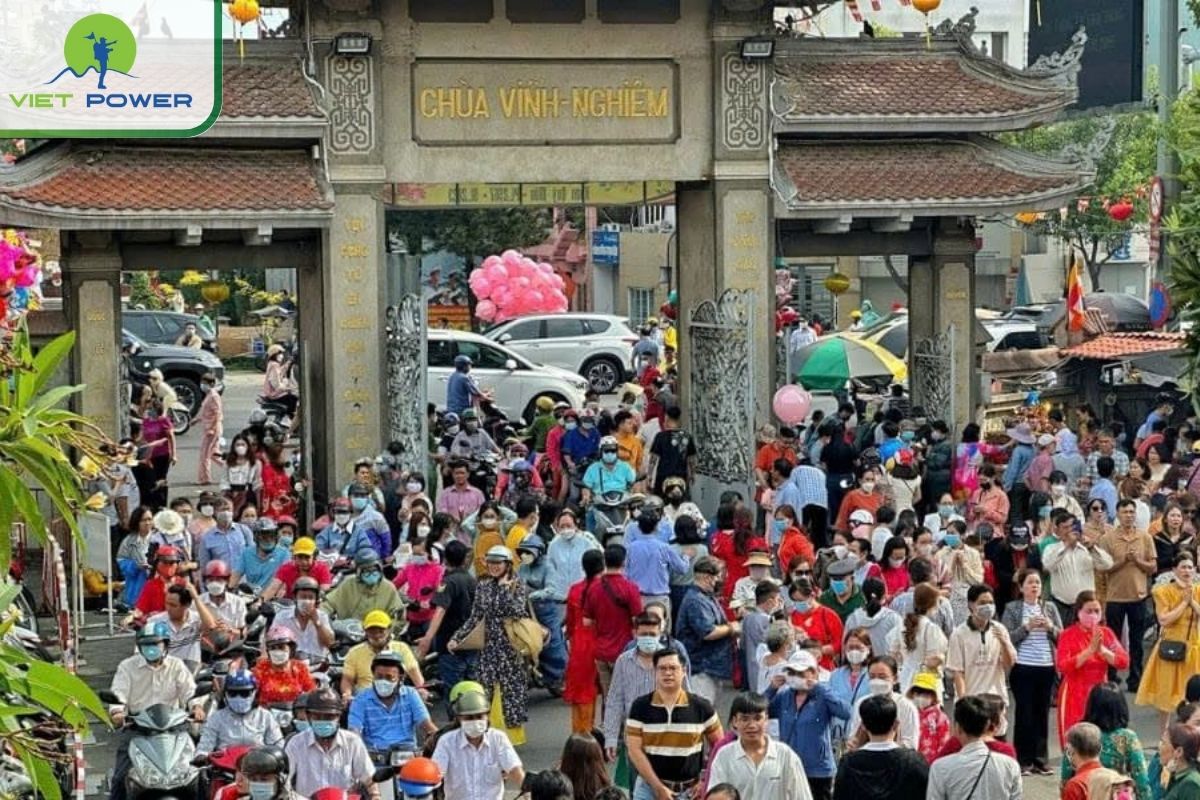 Walk to Vinh Nghiem pagoda