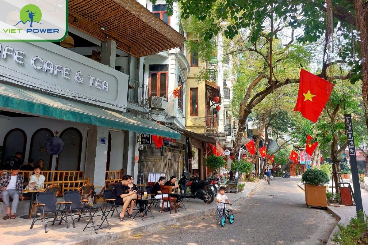 Relax at the lakeside cafes