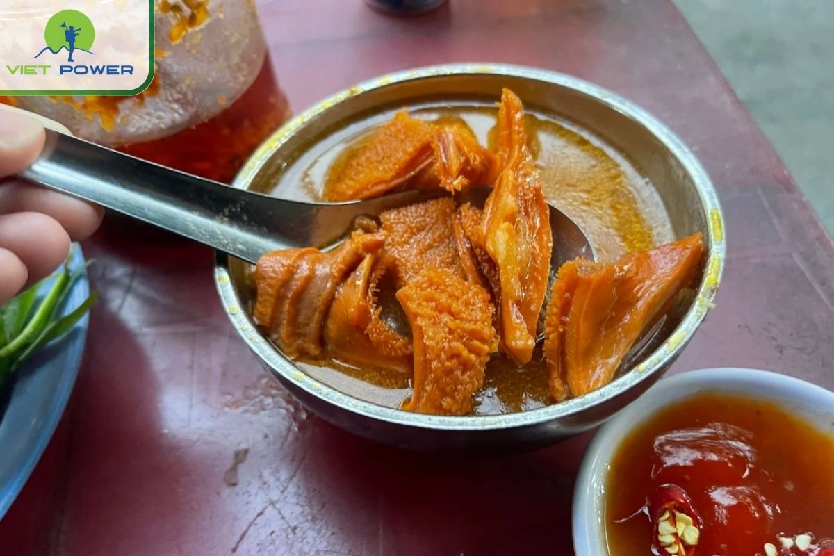 Enjoy Pha Lau Cay Tram near the market