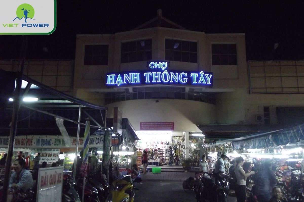Hanh Thong Tay Market in the evening