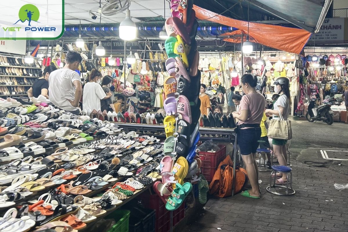Hanh Thong Tay market with trendy clothes suitable for students