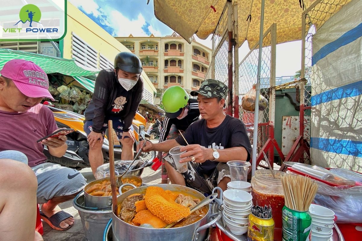 Eat Pho Lau at Hanh Thong Tay market