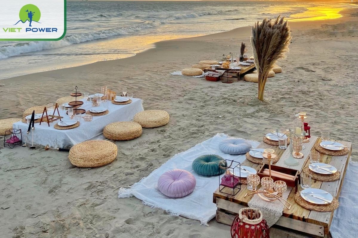 Picnicking with Friends on Tien Sa Beach