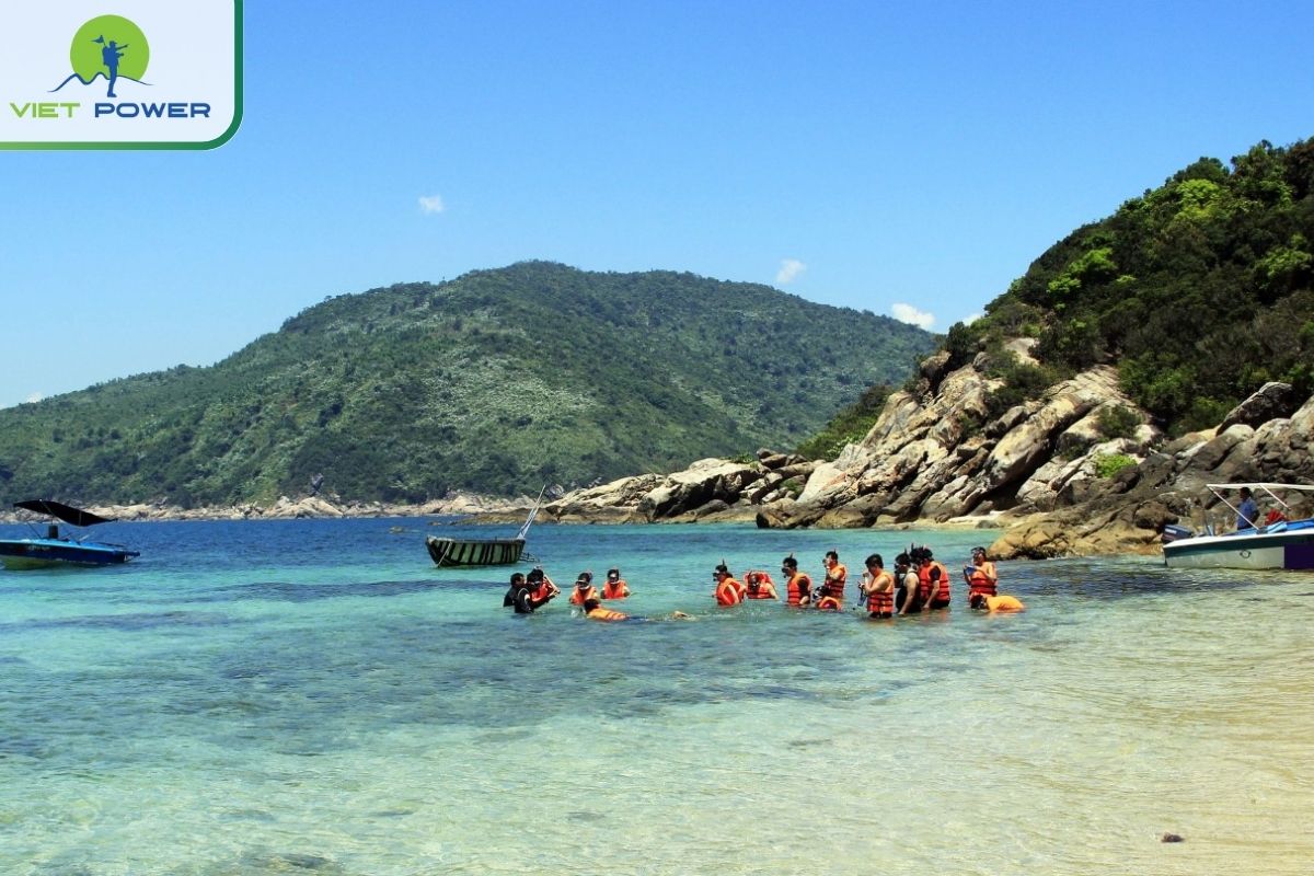 Quiet, wave-free swimming at Tien Sa beach