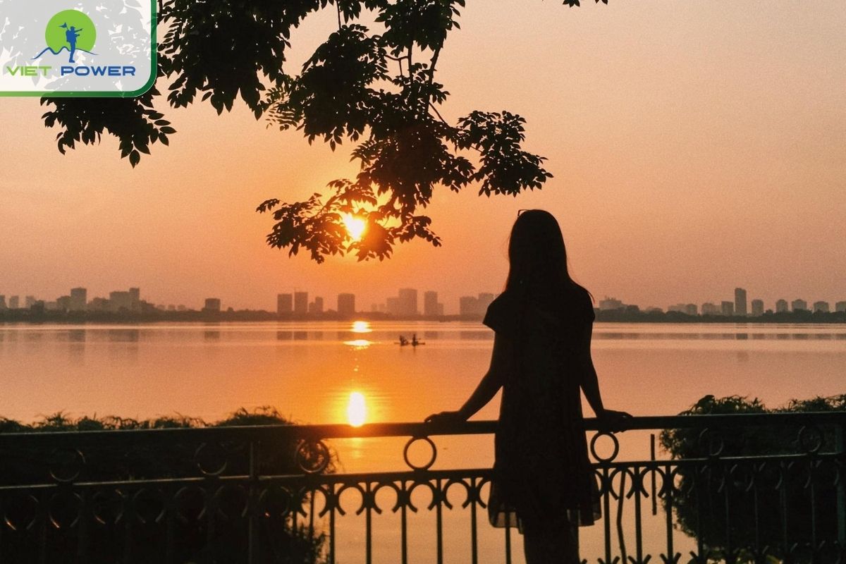 Watching the sunset in autumn at West Lake