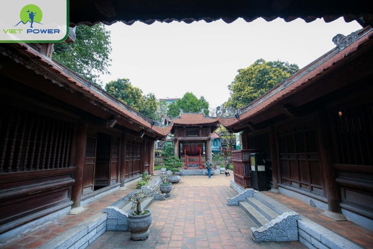 Flying roof architecture in the temple rooms