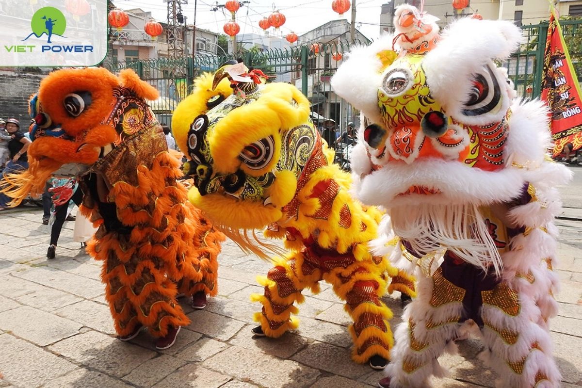 Mid-Autumn Festival (September–October)