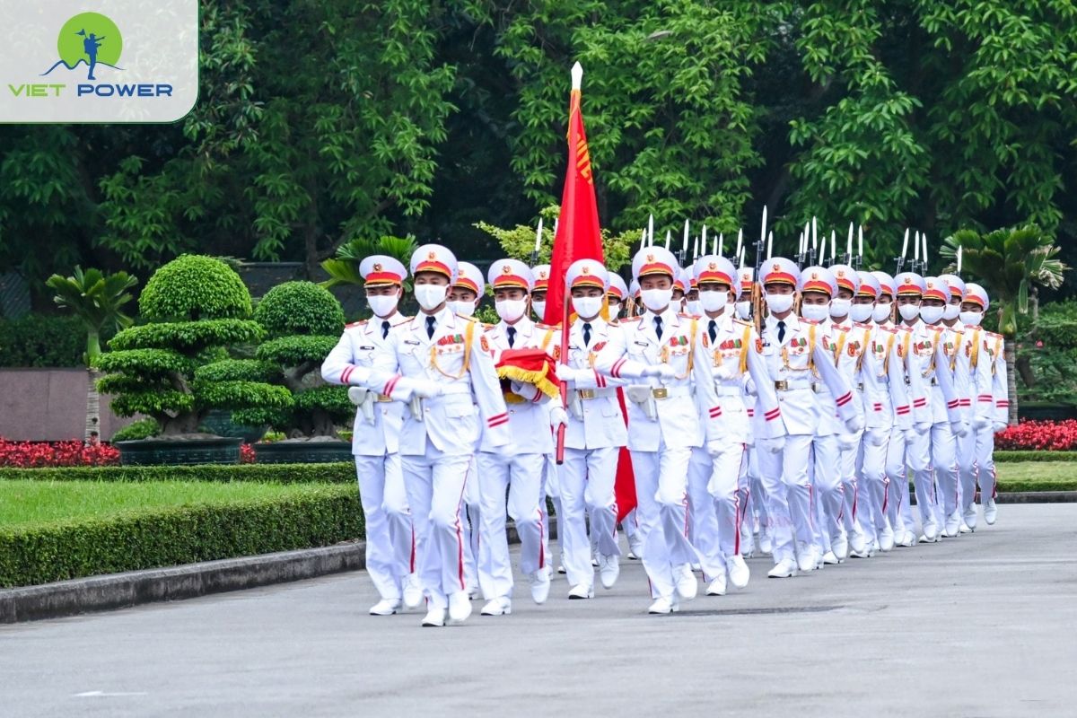 Watch parades and flag-raising ceremonies at Dinh Thống Nhất