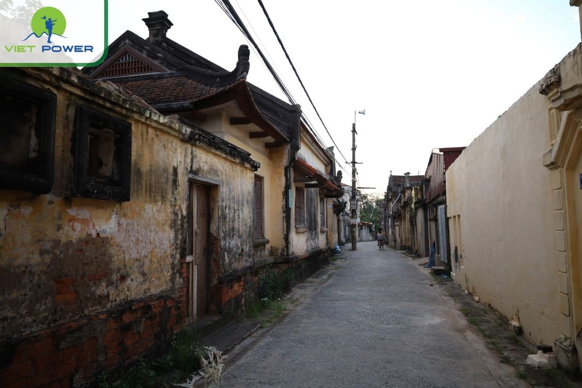 Explore the small alleys with French colonial buildings in Hanoi's Old Quarter