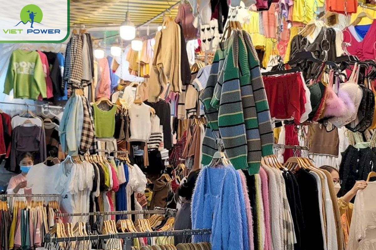 Hanh Thong Tay Market – Student-Friendly Night Fashion