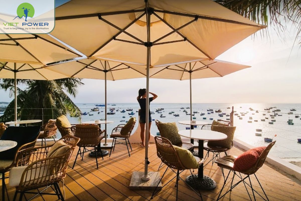 Cafés and Beachfront Dining