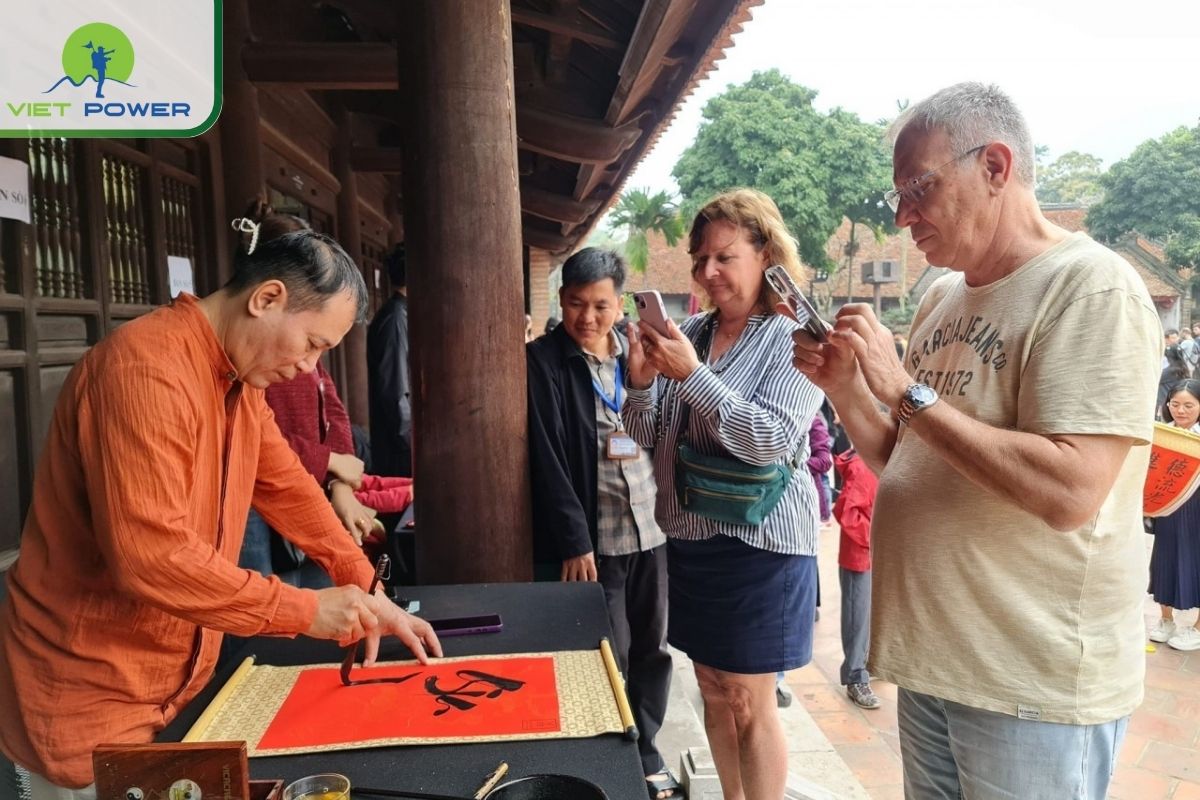 Visit a Vietnamese Calligraphy Master in Van Mieu