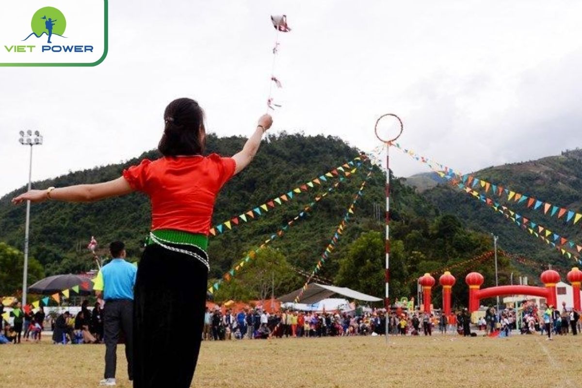 Ném Còn – A Toss Toward Good Fortune