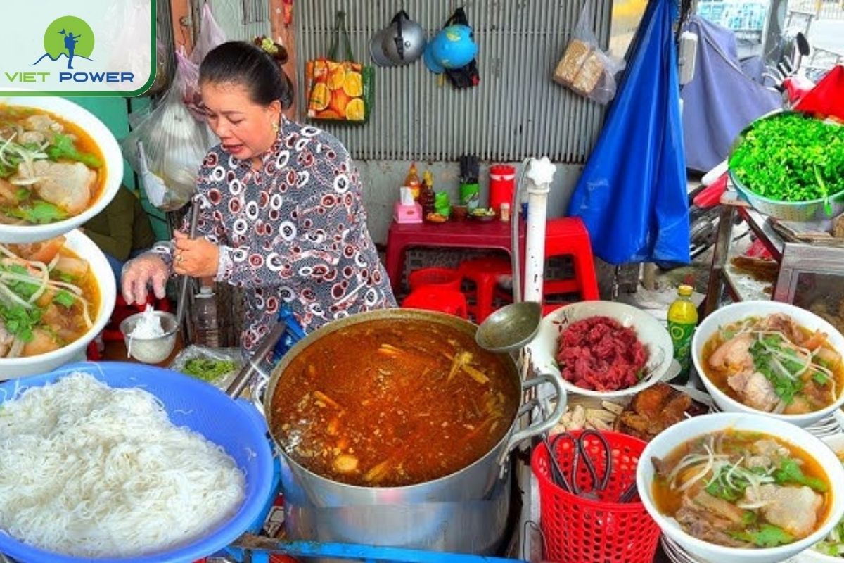Tips for Tourists When Eating Vietnamese Street Soups