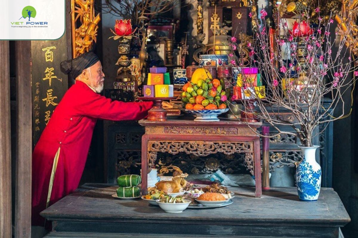 Vietnamese Pays Respect for Ancestors