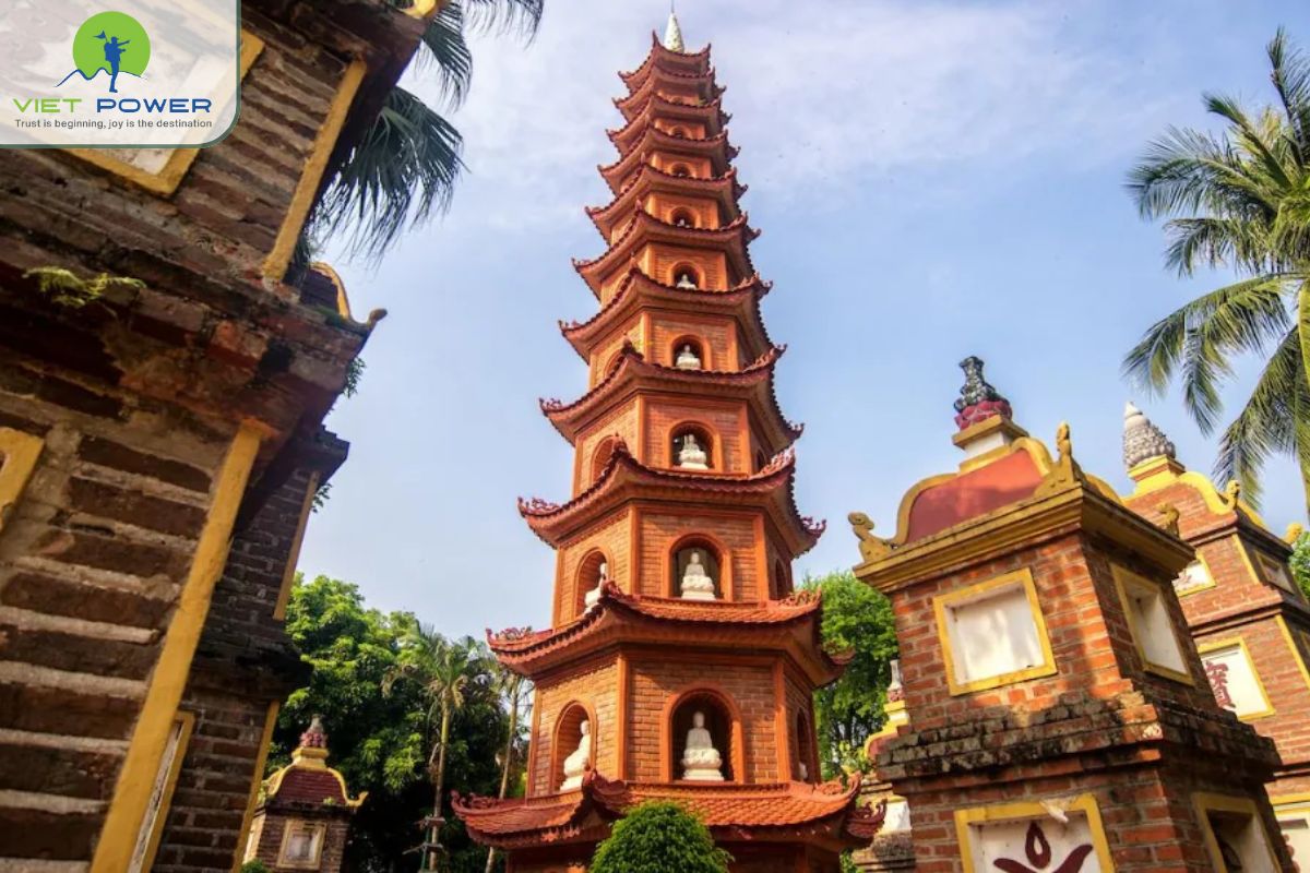 visiting Tran Quoc pagoda (2)