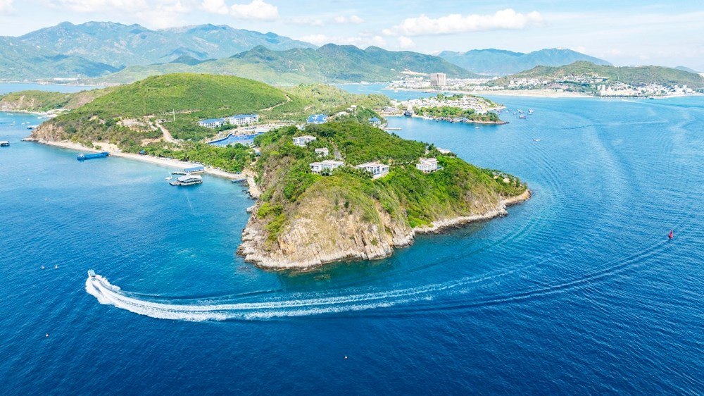 Explore Nha Trang Bay by Speedboat in One Day