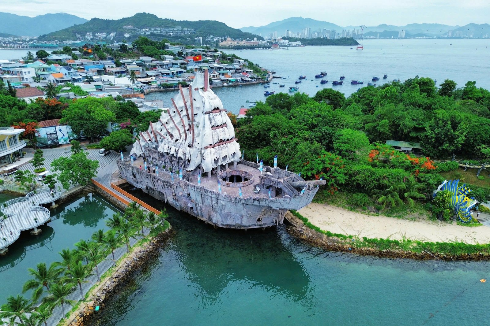 Explore Nha Trang Bay by Speedboat in One Day