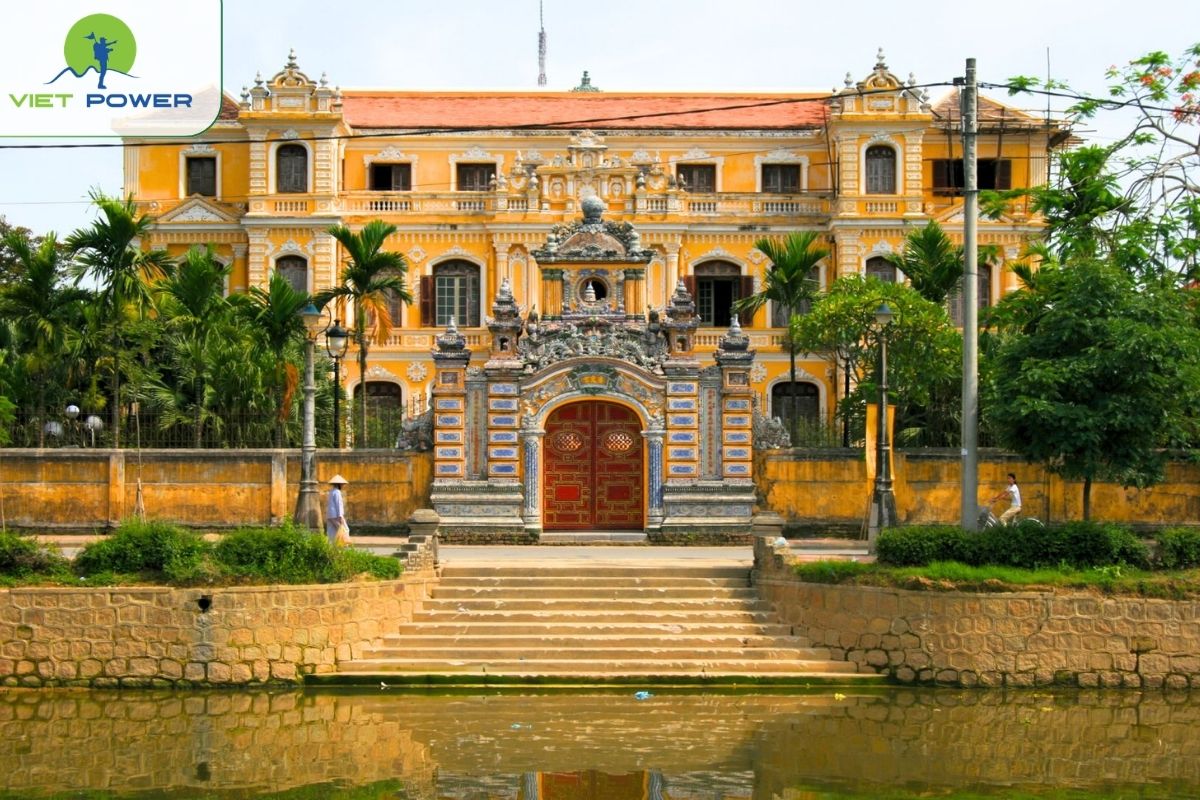  An Dinh Palace Overview