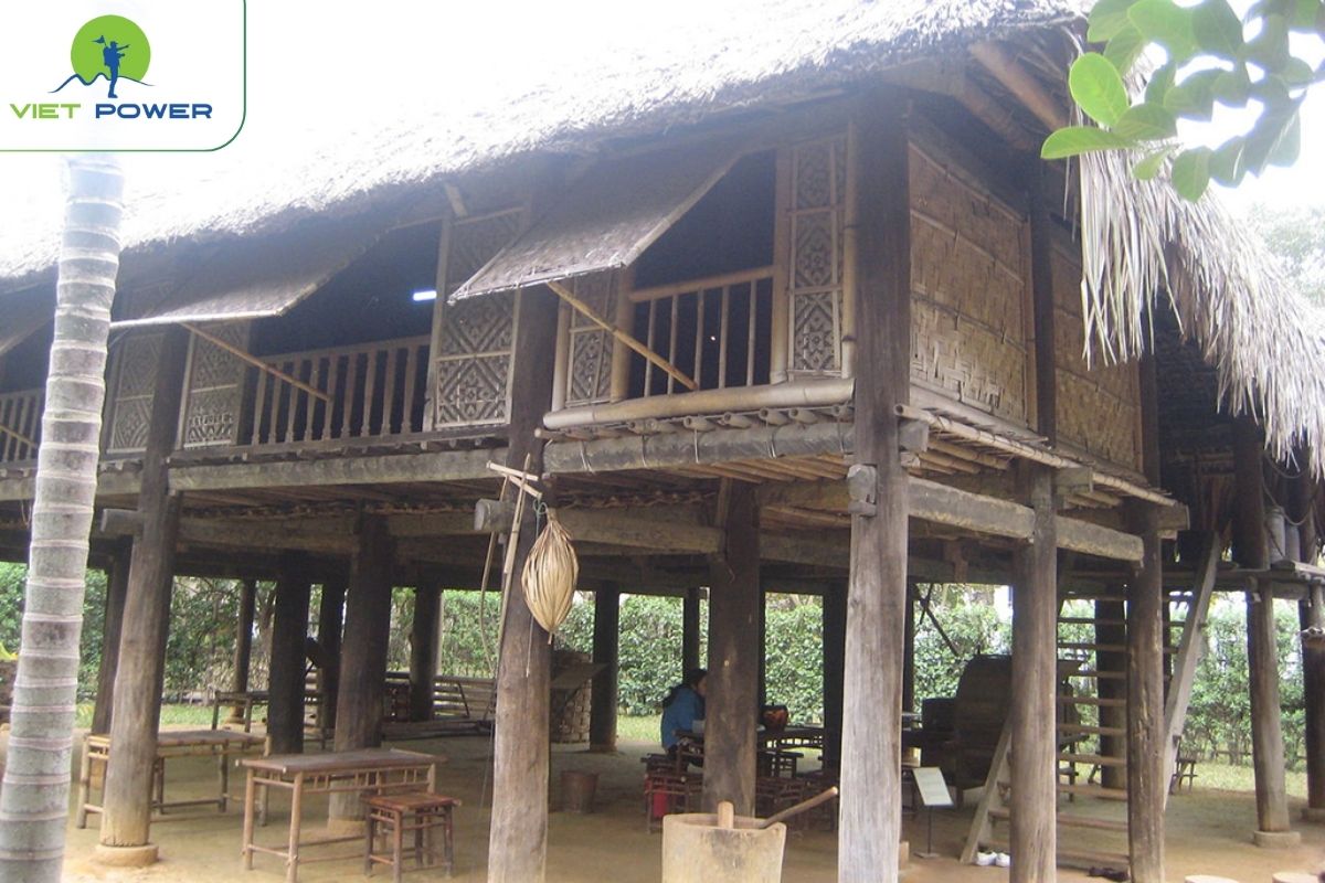 Feng Shui-Oriented Giay Architecture