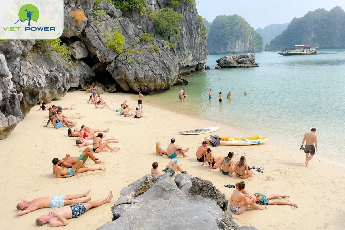 Ba Trai Dao beach for  relaxing