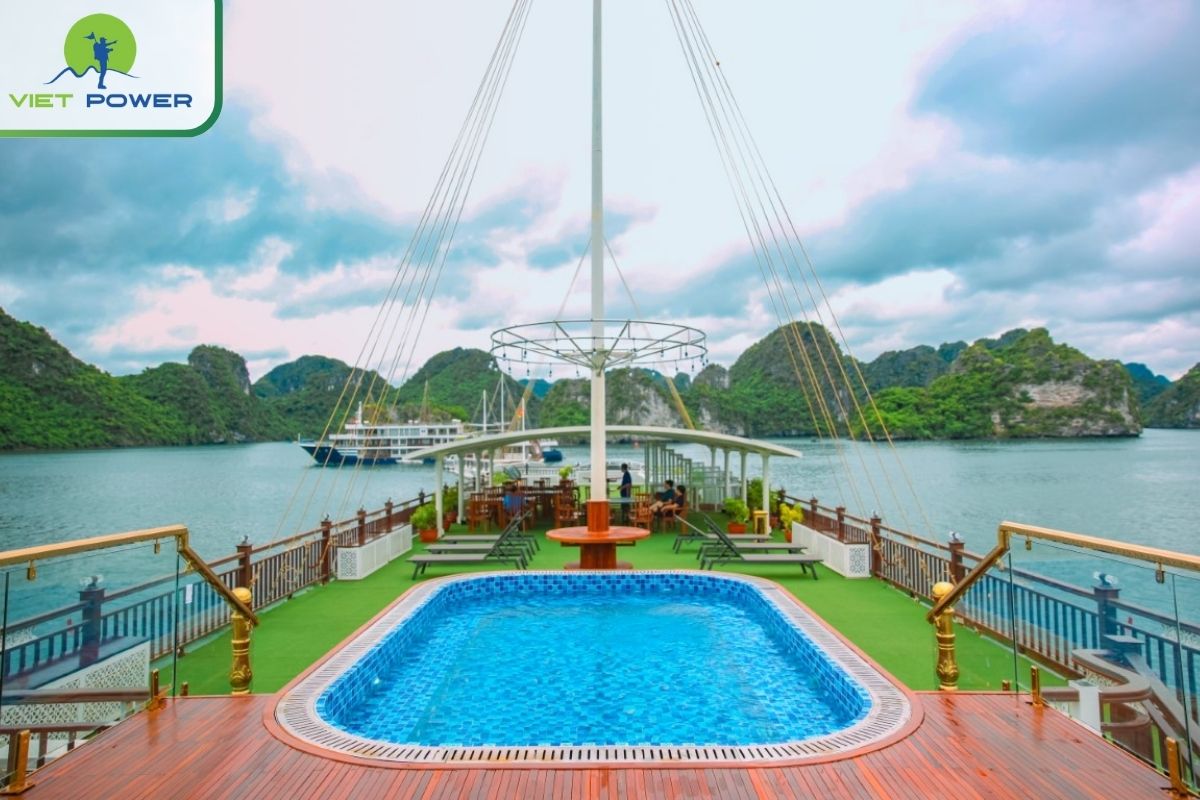 Outdoor jacuzzi pool