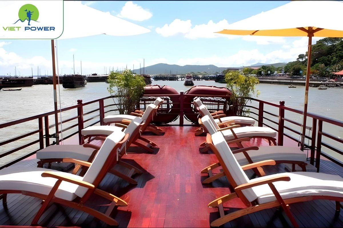 The spacious sundeck