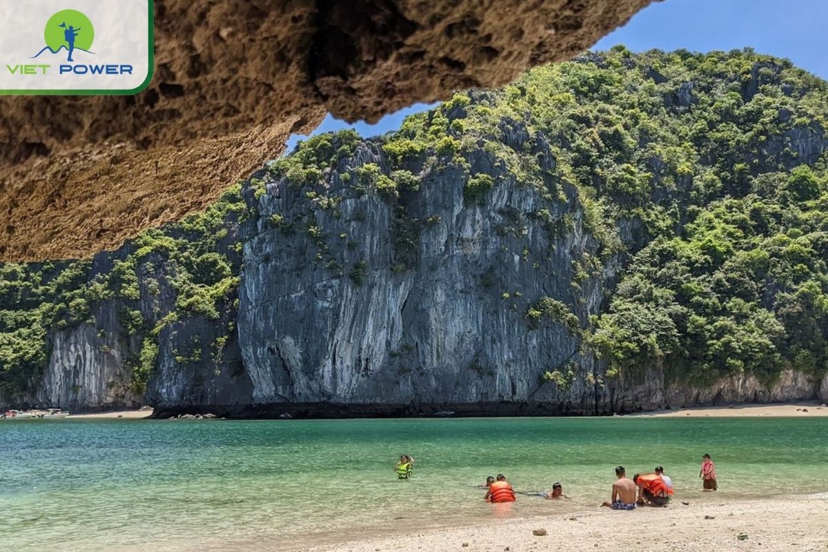 Relax at Ba Trai Dao Beach