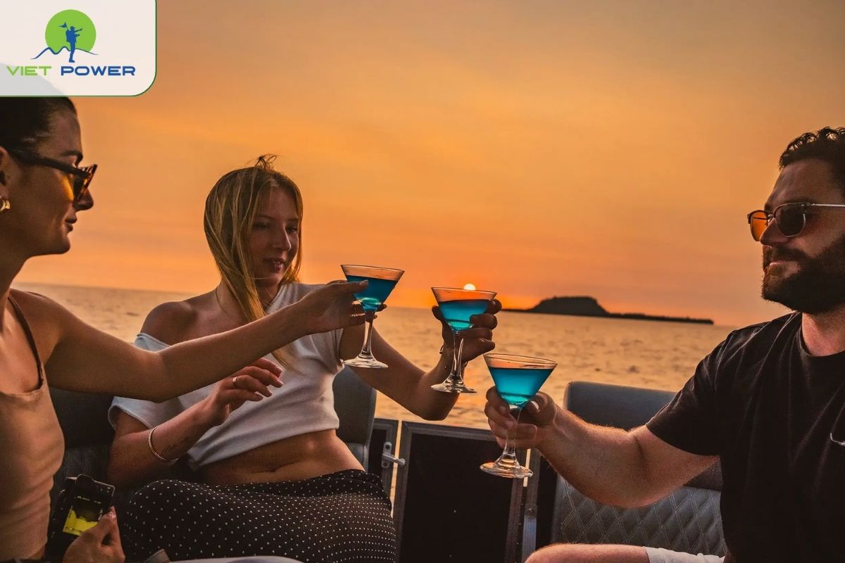 Sunset: cocktails and relaxed social moments