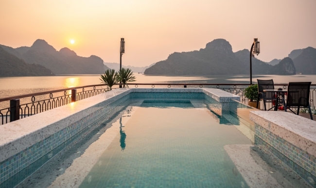 Tuan Chau Marina - Lan Ha bay - Dark and Bright Cave