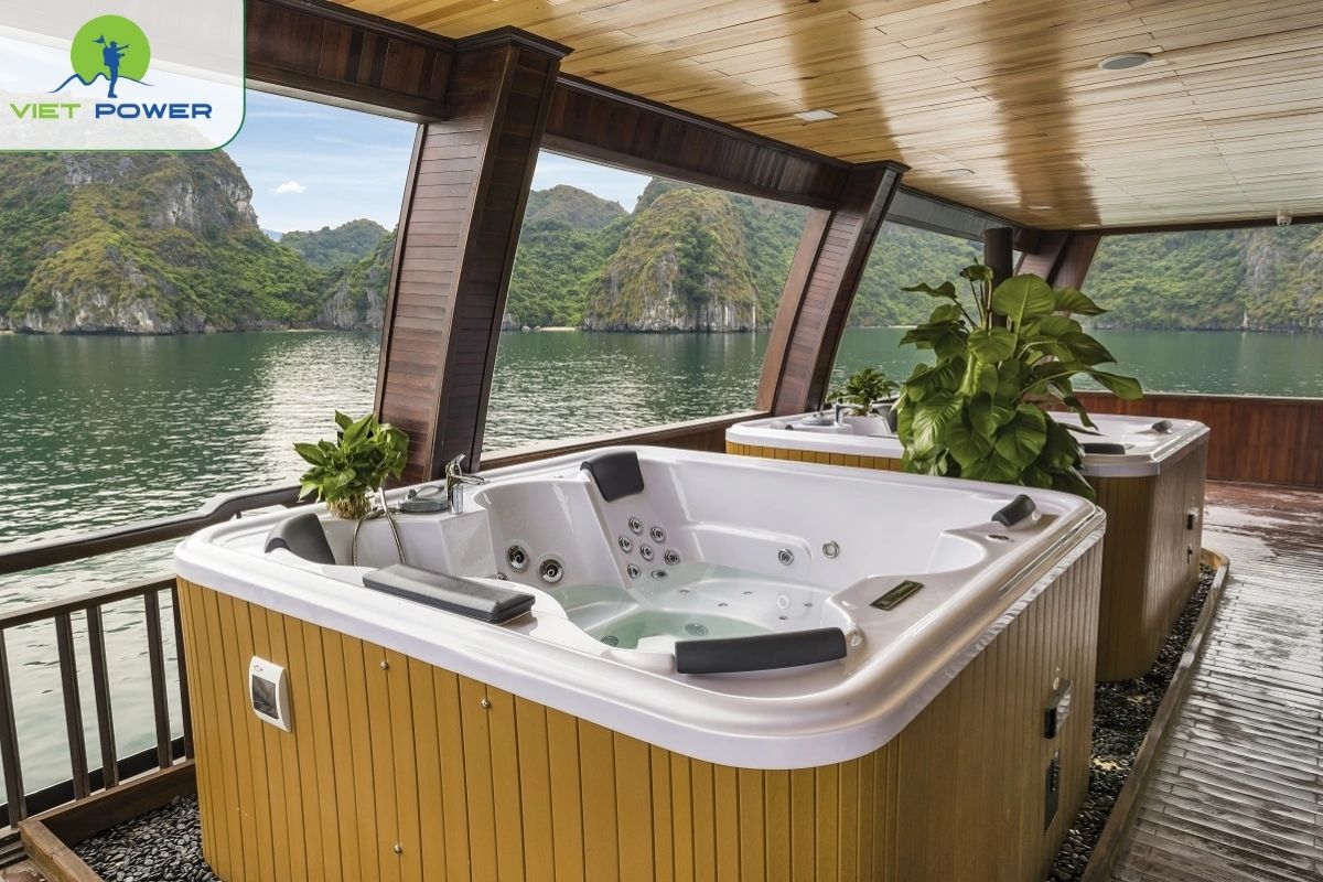 Outdoor jacuzzis with bay views