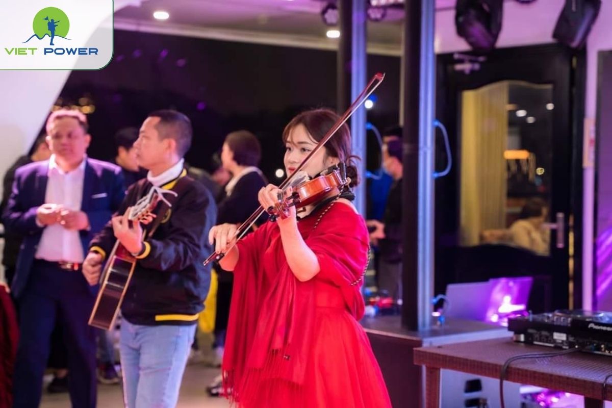 Violin and guitar live music during lunch or evening sessions