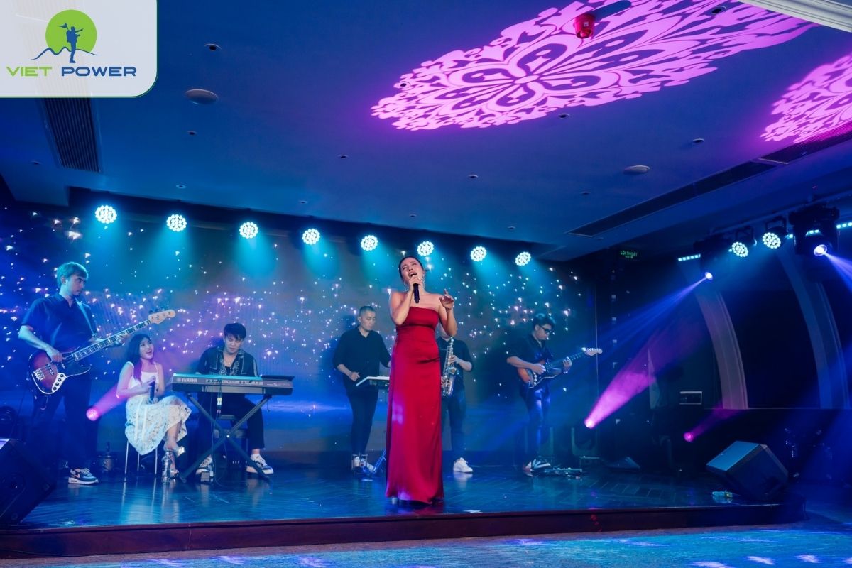 Live Music Throughout the Night