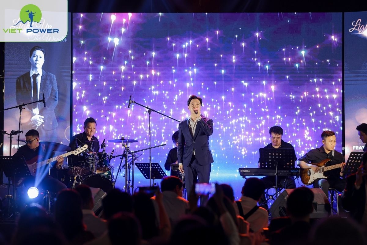 Live Music & Signature Art Show