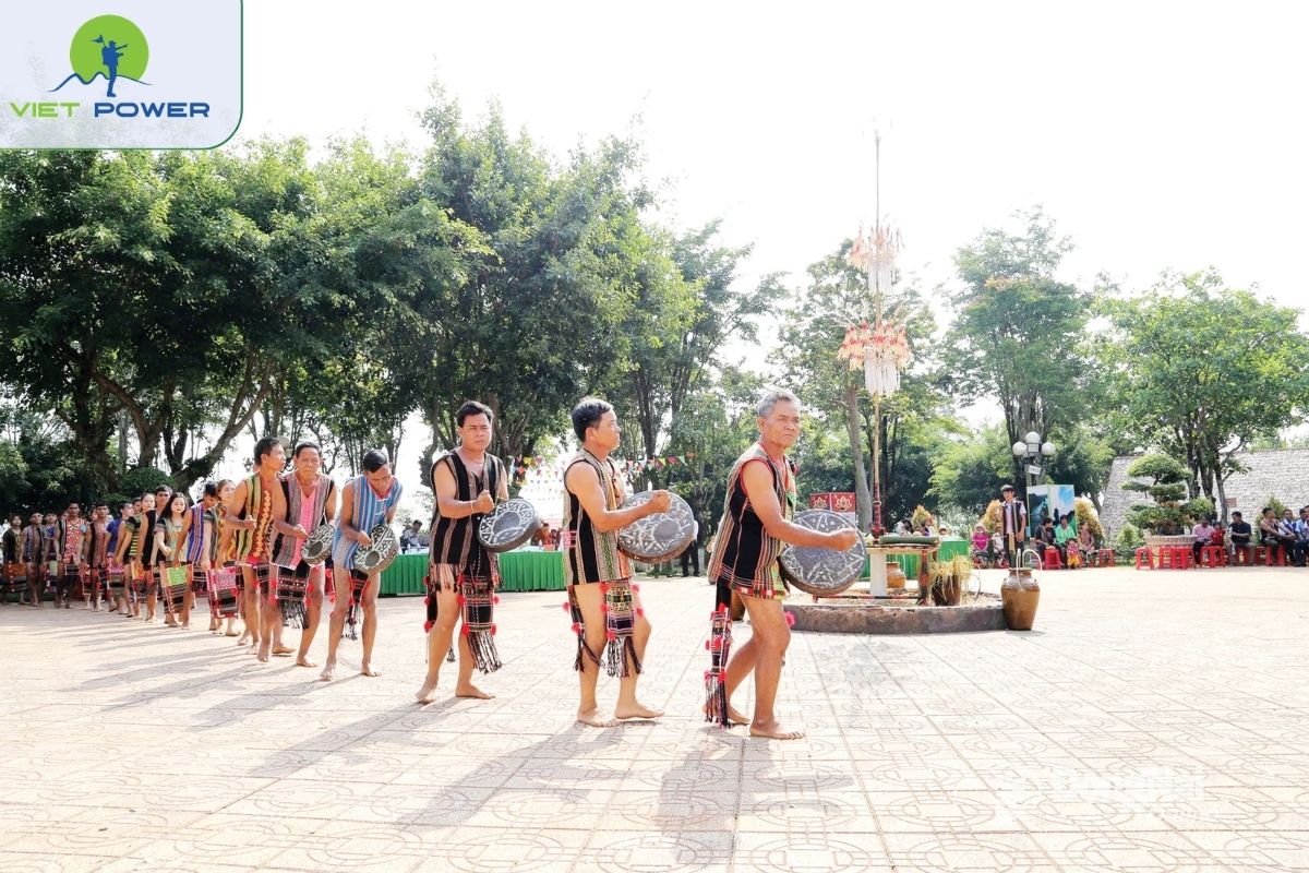 Gong sounds at Bom Bo Village 