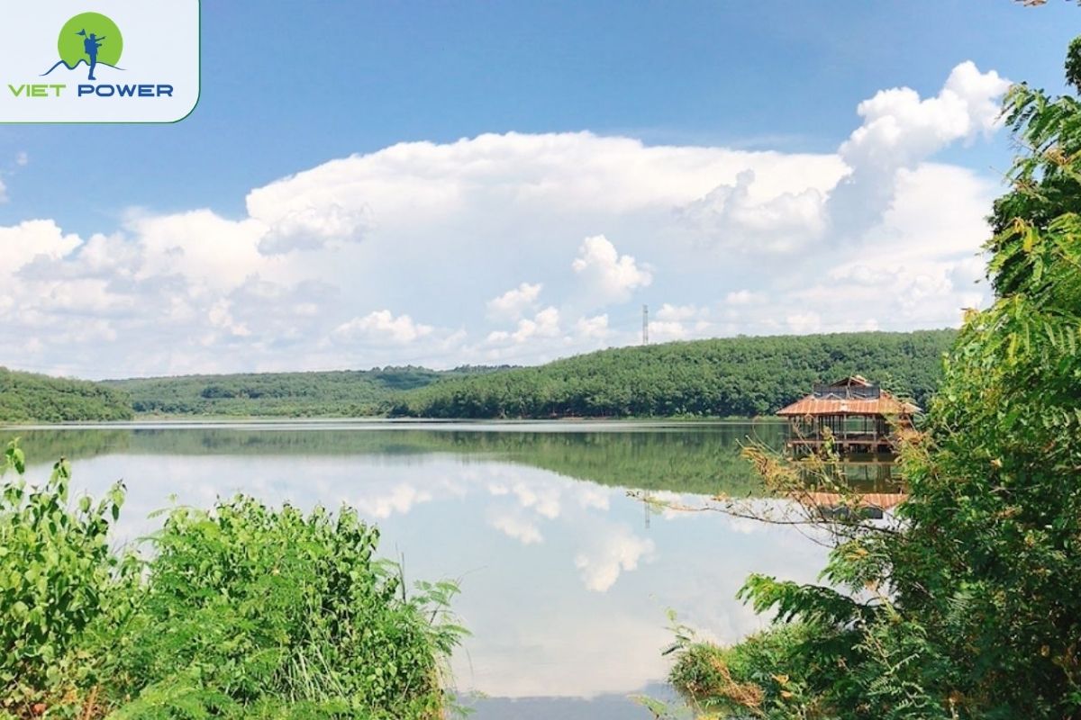 Suoi Lam Lake