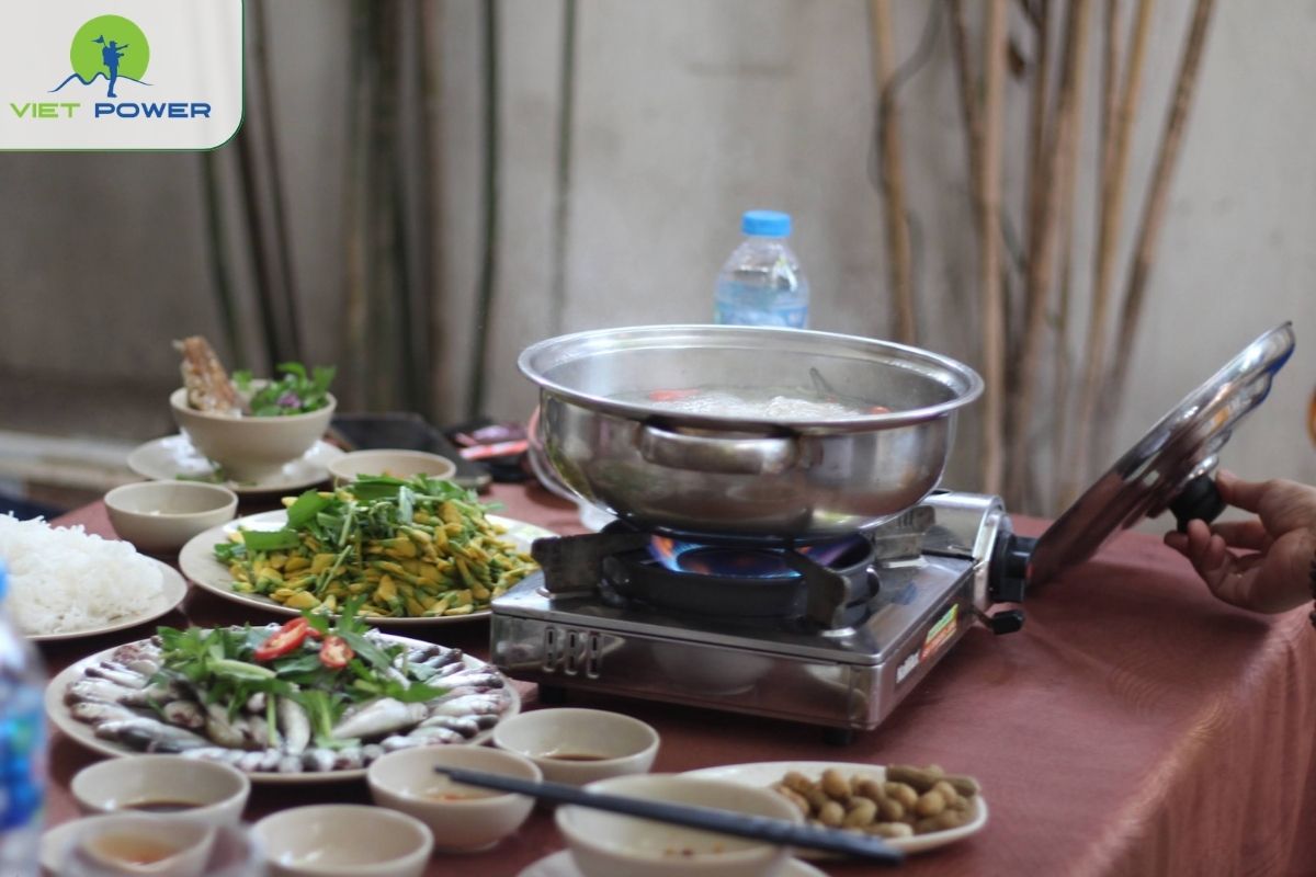 Have lunch with seasonal dishes such as linh fish hotpot