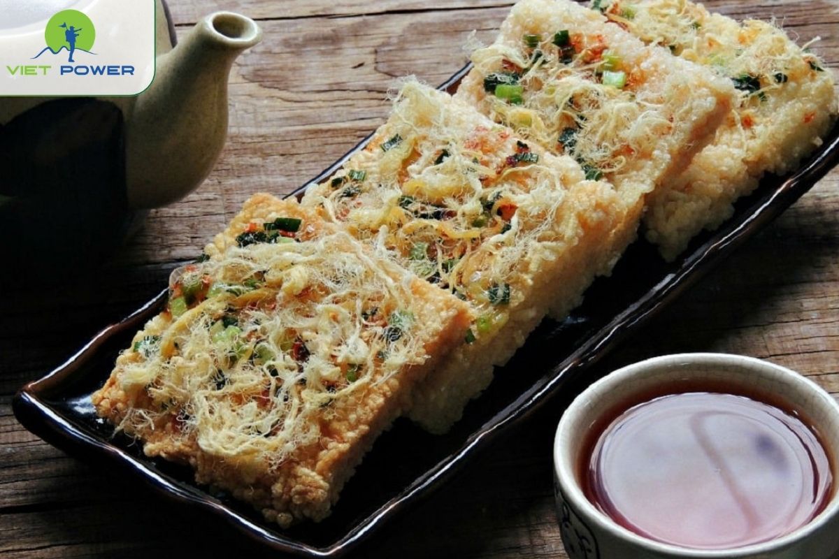 Crispy rice with goat sauce