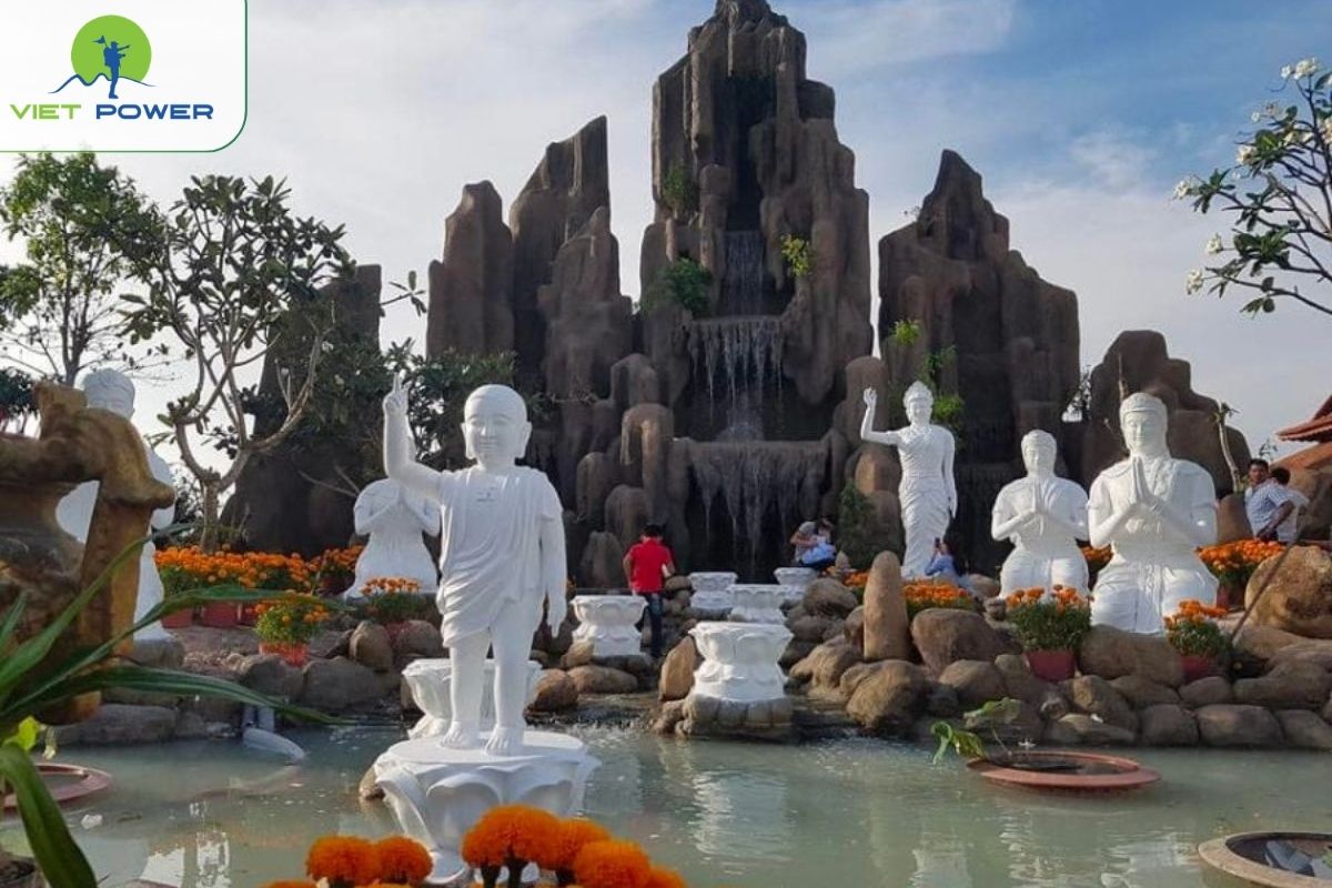 Worship Buddha and Enjoy Quiet Reflection