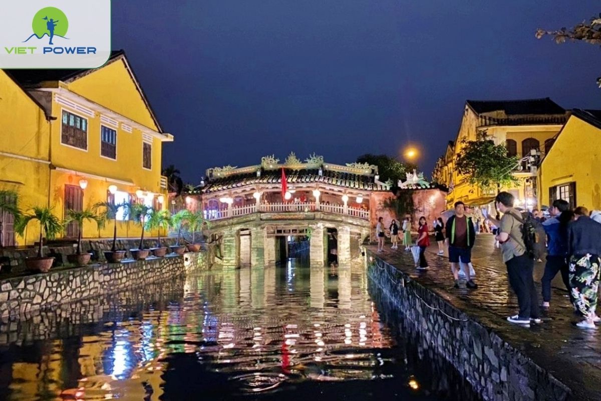 Spend the evening freely in Hoi An