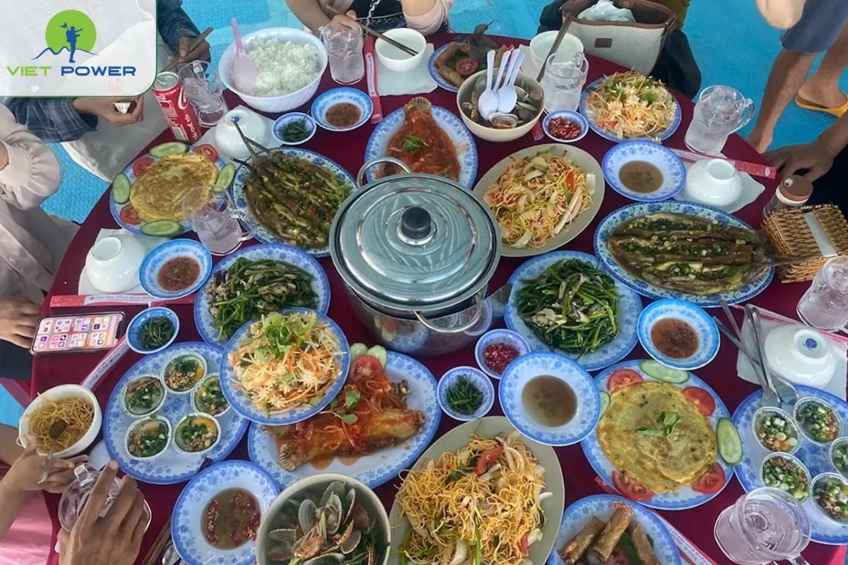 Floating-raft seafood dining