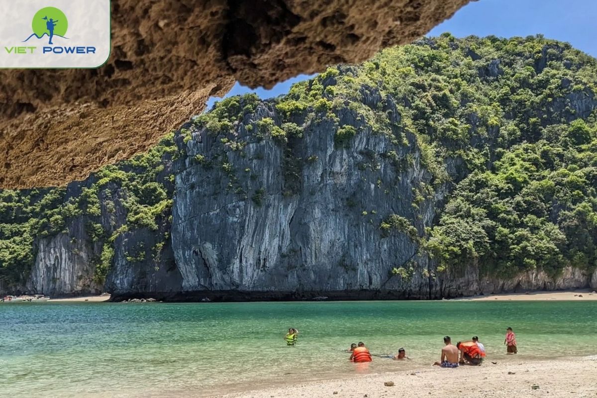 Ba Trai Dao Beach